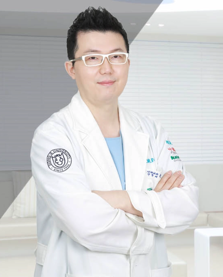 Dr. Son Hee-dong, Chief Director and plastic surgeon at Newline Clinic